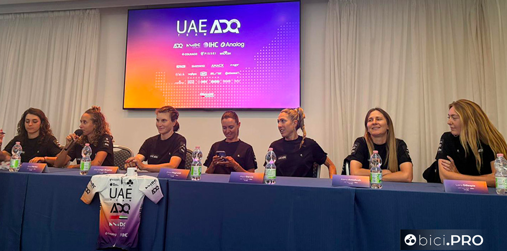 Elisa Longo Borghini e la UAE Adq si sono presentate in una conferenza stampa