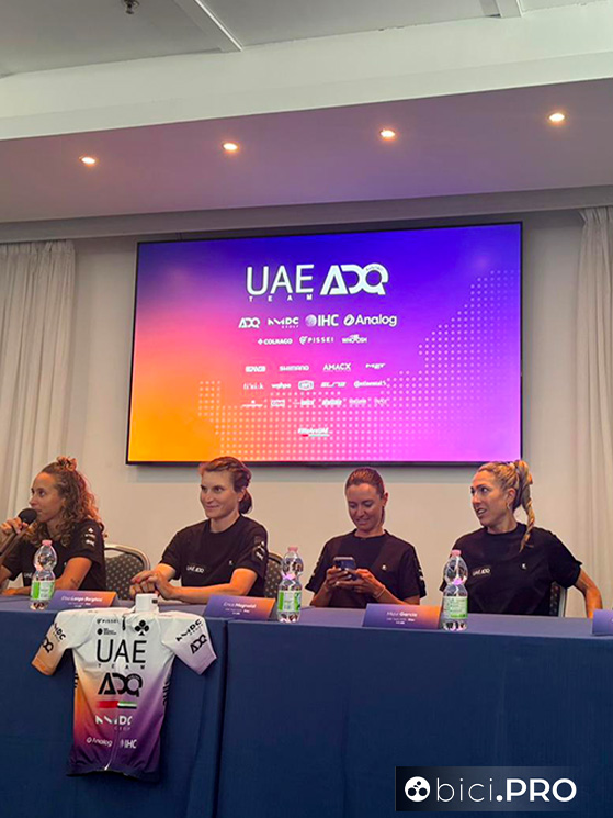 Elisa Longo Borghini e la UAE Adq si sono presentate in una conferenza stampa