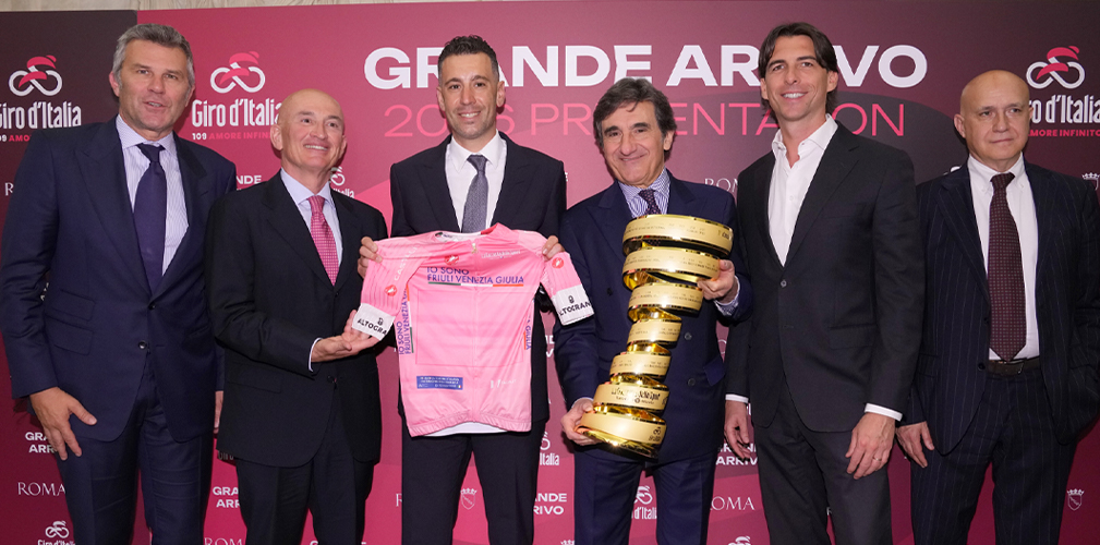 Il 29 maggio, presentata a Roma l'ultima tappa e la maglia rosa. Da sinistra, bellino, Casillo, Nibali, Cairo, Onorato e Barigelli (immagine Lapresse/Falcone)