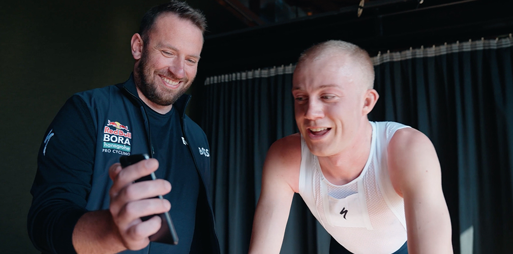 Van Gils e Jan Niklas sui rulli, parlando al telefono con il responsabile medico (immagine Red Bull)