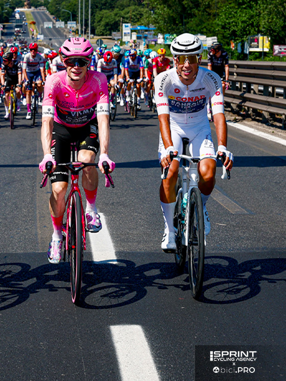 Vingegaard ed Eulalio, la maglia rosa e il miglior giovane