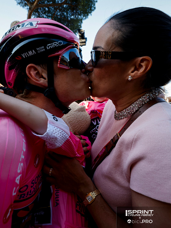 Il Giro è vinto, Vingegaard abbraccia la moglie Trine Marie Hansen e i figli Frida e Hugo