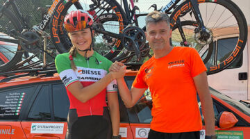 Maria Acuti sfoggia la maglia tricolore alla Tre Giorni Giudicarie assieme al suo diesse Andrea Manzini (foto Biesse-Carrera-Premac)