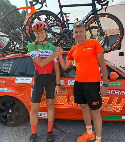 Maria Acuti sfoggia la maglia tricolore alla Tre Giorni Giudicarie assieme al suo diesse Andrea Manzini (foto Biesse-Carrera-Premac)