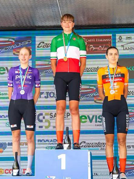Il podio tricolore donne junior: alle spalle di Acuti troviamo Petris della Libertas Ceresetto e Bianchi della Biesse Carrera (foto La Ciociarissima)