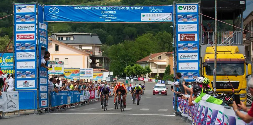 Dopo aver scollinato tra le prime tre, Acuti si impone di potenza in uno sprint ristretto (foto La Ciociarissima)