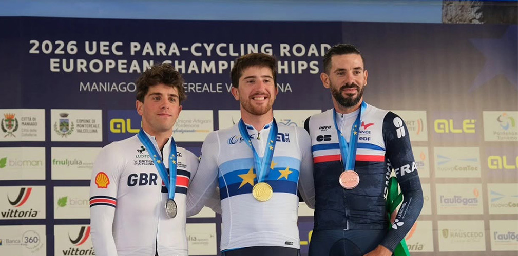 Giacomo Salvalaggio sul podio di Maniago, una delle 4 medaglie d'oro della prima giornata europea (foto paraciclismomaniago.it)