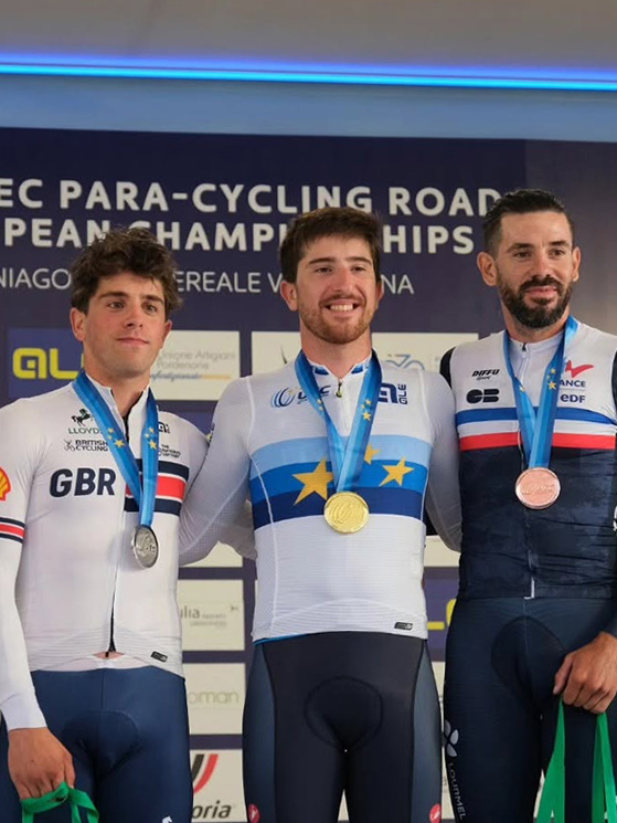 Giacomo Salvalaggio sul podio di Maniago, una delle 4 medaglie d'oro della prima giornata europea (foto paraciclismomaniago.it)