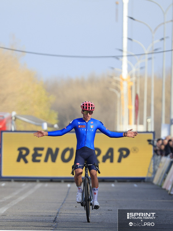 La vittoria all'Europeo 2025 al suo esordio da U23. Agostinacchio resta legato al ciclocross