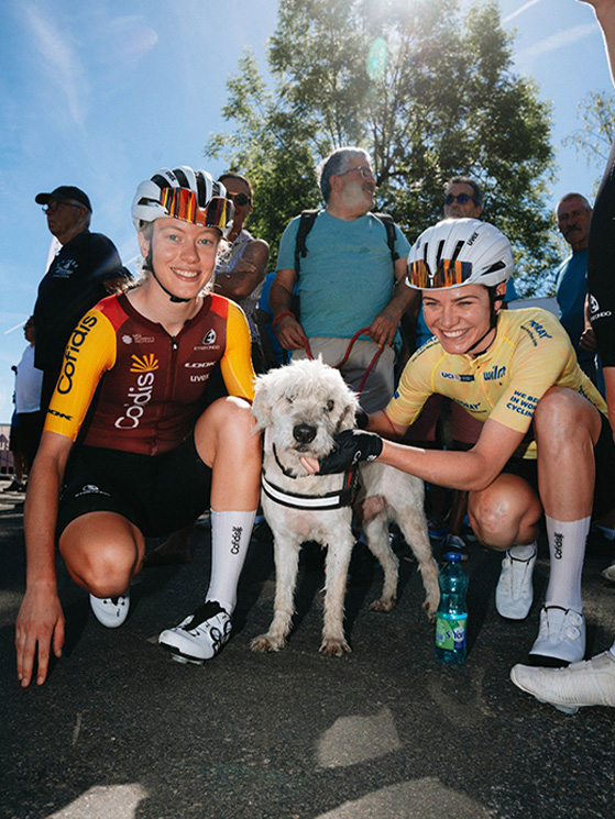Alzini con la maglia di leader assieme a Bego poco prima della seconda tappa. Buon umore sempre alto in squadra (foto jolypics)
