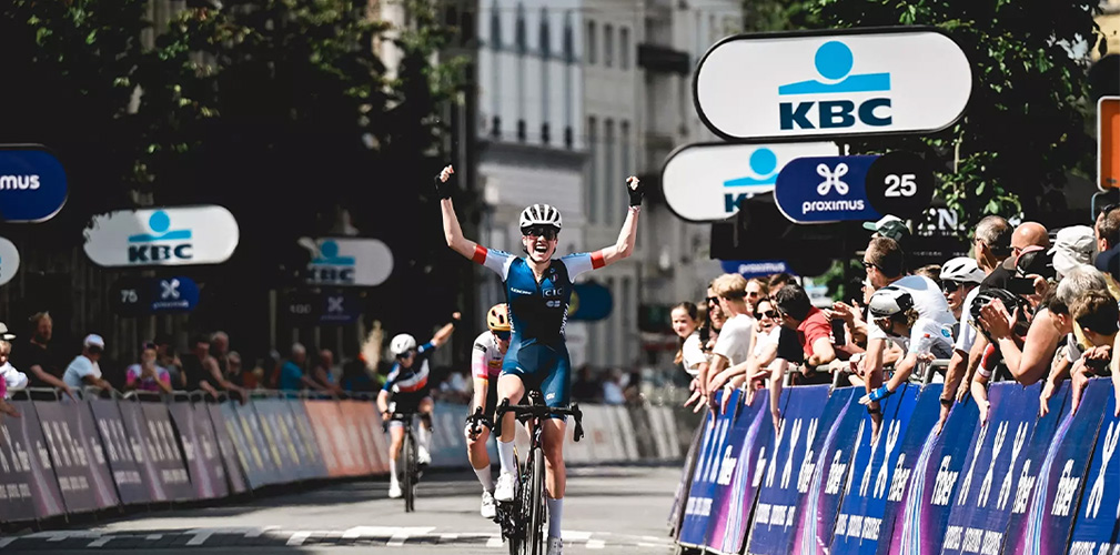 Volata vittoriosa per la Revol su Bieberle e Poirier. Rapporti quarta a 43" (foto Cyclimsactu)