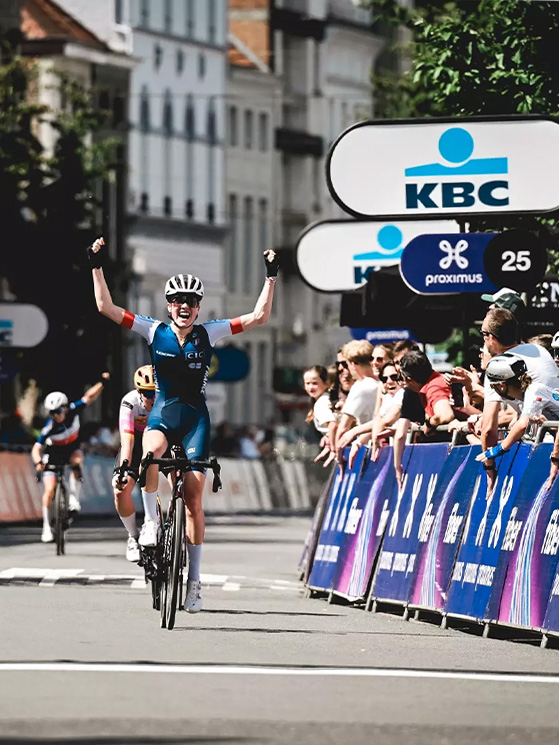 Volata vittoriosa per la Revol su Bieberle e Poirier. Rapporti quarta a 43" (foto Cyclimsactu)