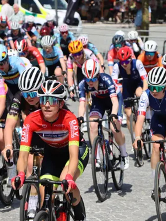Clarissa Laghi a guidare il gruppo nelle fasi preliminari della corsa belga (foto Cyclismactu)