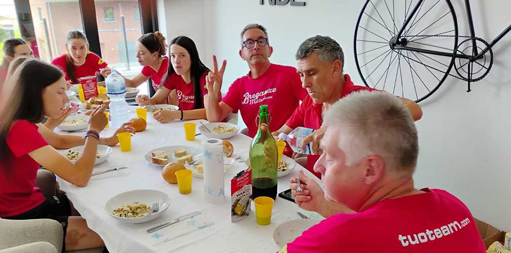 Il gruppo a tavola. La trasferta belga è una delle tante che la Breganze Millenium programma per far fare esperienza
