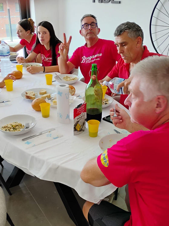 Il gruppo a tavola. La trasferta belga è una delle tante che la Breganze Millenium programma per far fare esperienza