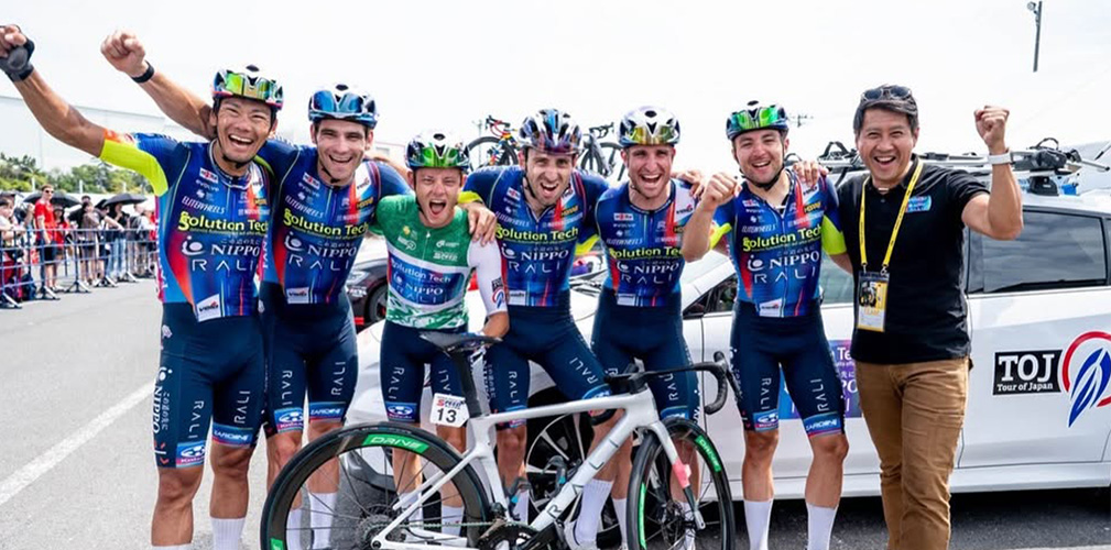 Il team Solution Tech a fine Tour of Japan, a destra il diesse Mizutani