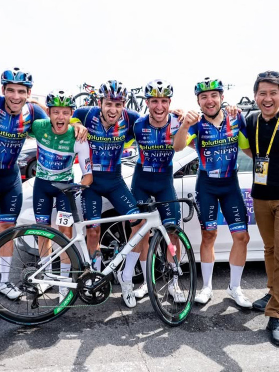 Il team Solution Tech a fine Tour of Japan, a destra il diesse Mizutani