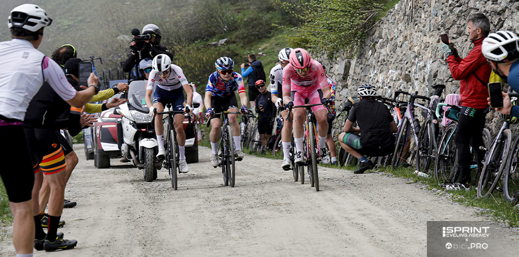 Sul traguardo improvvisato del Finestre la sfida è sempre a 4: Van der Breggen, Vollering, Niedermaier e Holmgren