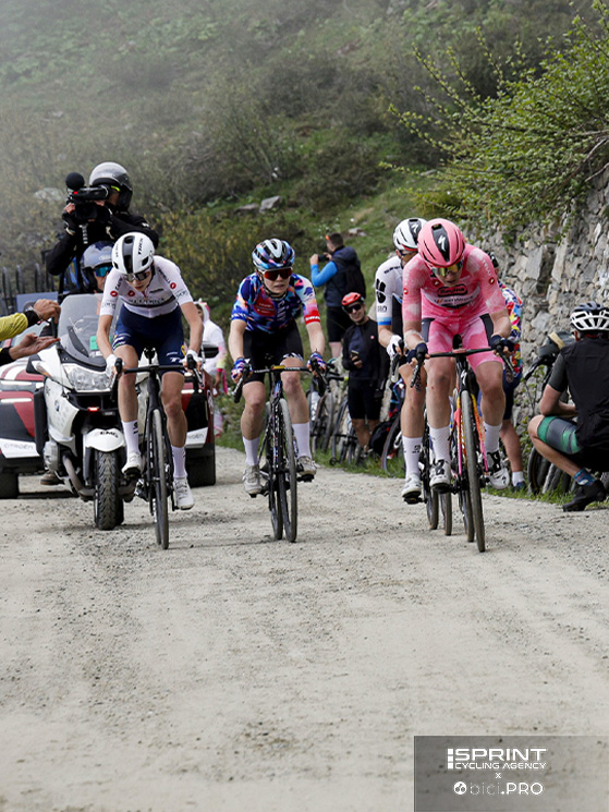 Sul traguardo improvvisato del Finestre la sfida è sempre a 4: Van der Breggen, Vollering, Niedermaier e Holmgren