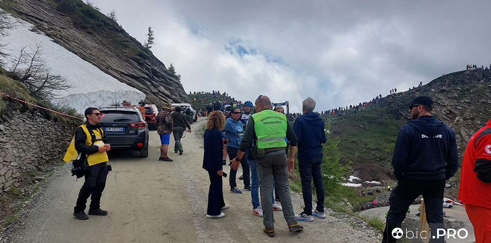 Conciliabolo tra Soccorso Alpino, guardiaparchi e direzione del Giro Women. Il "gpm" è sullo sfondo, ma ci si fermerà prima