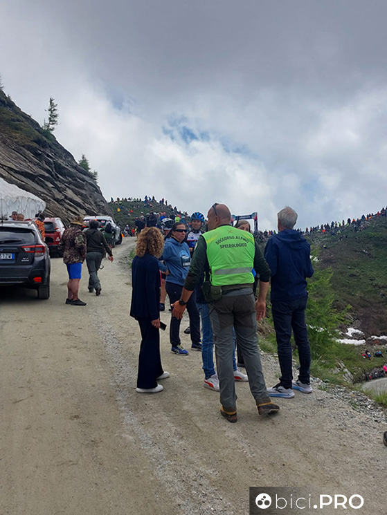 Conciliabolo tra Soccorso Alpino, guardiaparchi e direzione del Giro Women. Il "gpm" è sullo sfondo, ma ci si fermerà prima