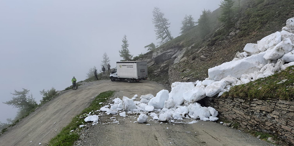 Attorno alle 14:20 cade la prima slavina a 300 metri dal "gpm" del Finestre. Verrà rimossa, ma condizionerà la tappa