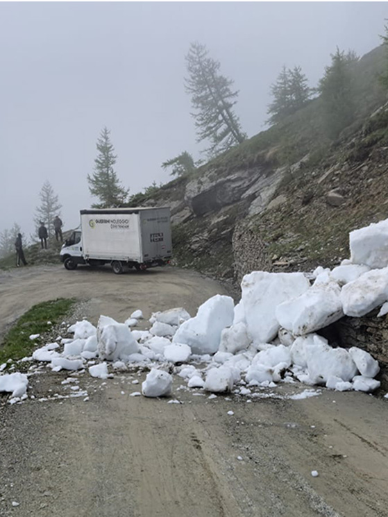 Attorno alle 14:20 cade la prima slavina a 300 metri dal "gpm" del Finestre. Verrà rimossa, ma condizionerà la tappa