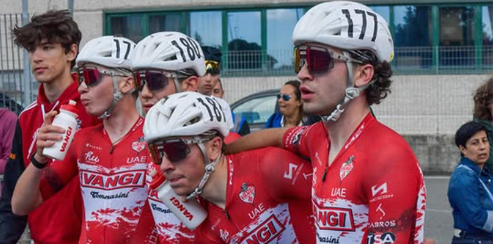 L'iberico con i compagni del Team Vangi. Ora si esprime anche un po' in italiano (foto Instagram)