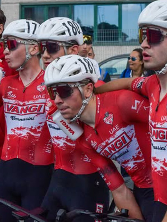 L'iberico con i compagni del Team Vangi. Ora si esprime anche un po' in italiano (foto Instagram)