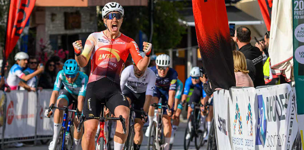 Lo sprint vittorioso al Tour of Rhodes, battuti Van Rensburg (RSA) e Manenti (Cyclingphoto.gr)