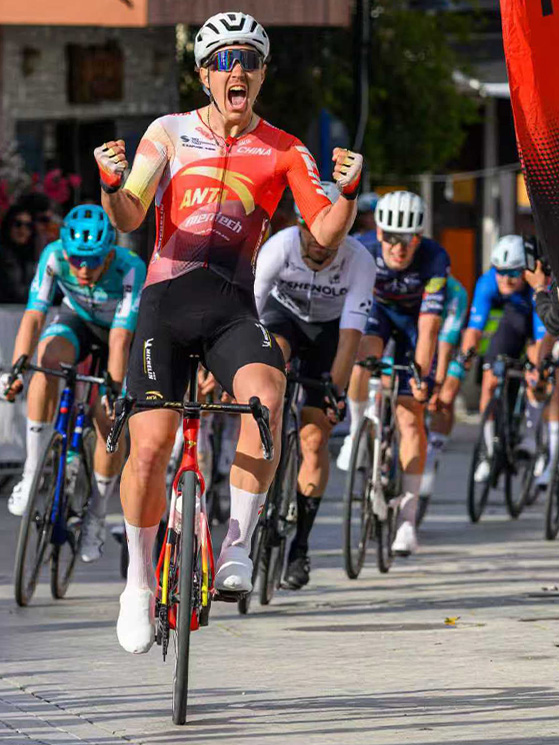 Lo sprint vittorioso al Tour of Rhodes, battuti Van Rensburg (RSA) e Manenti (Cyclingphoto.gr)