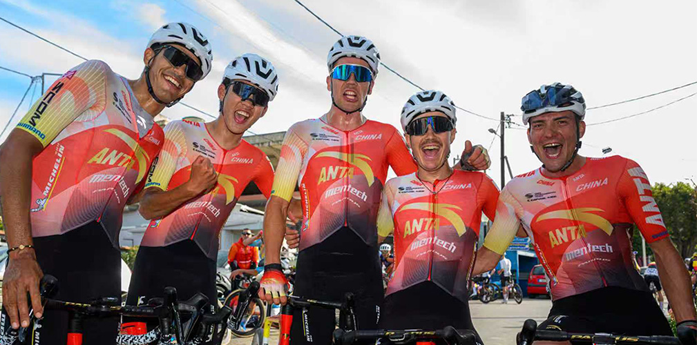 Insieme ai compagni del China Anta-Mentech, team con 9 corridori locali e 8 esteri (Cyclingphoto.gr)