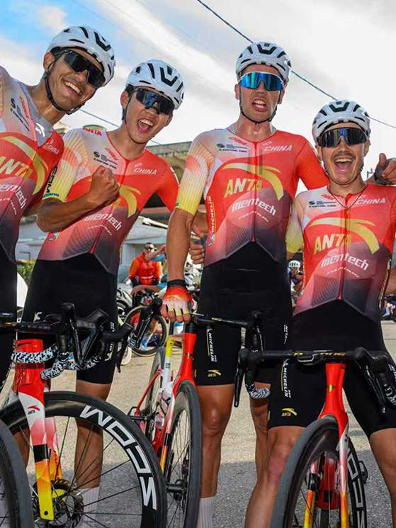 Insieme ai compagni del China Anta-Mentech, team con 9 corridori locali e 8 esteri (Cyclingphoto.gr)