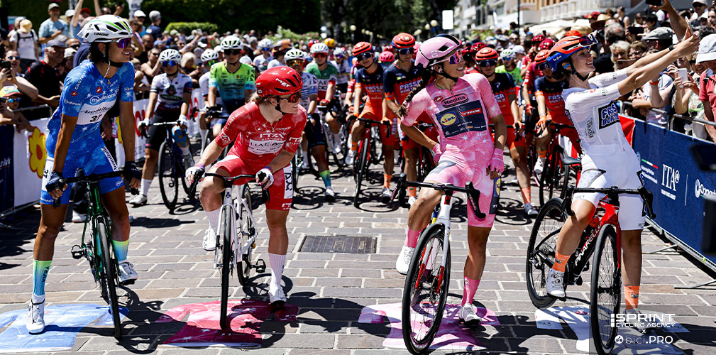 Selfie da ricordare al Giro Women: Zambelli immortala la prima linea di partenza assieme a Balsamo, Gillespie e La Bella
