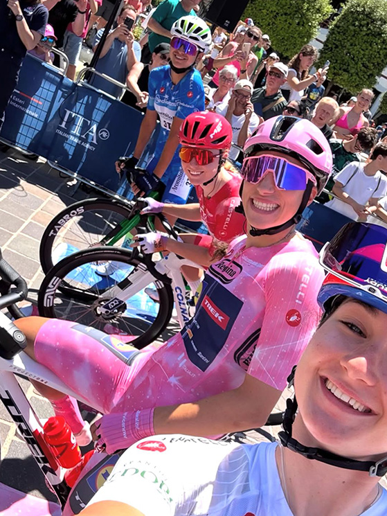 L'altro punto di vista poco prima della partenza della terza tappa. Il bel sorriso di tutte e quattro le maglie di classifica