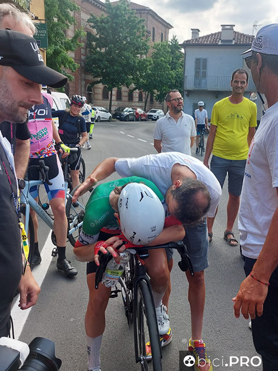 Dopo il traguardo Longo Borghini si lascia andare ad un pianto liberatorio. Suo marito Jacopo sa ciò che ha passato