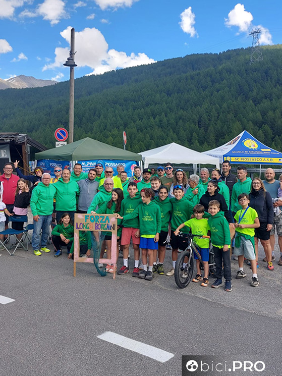 A 3 chilometri da Sestriere c'era Jacopo Mosco col suo fans club per sostenere Longo Borghini. Hanno visto il finale in televisione