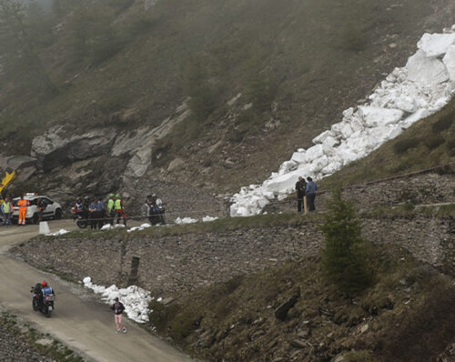 Il fronte della slavina che ha condizionato la tappa del Colle delle Finestre