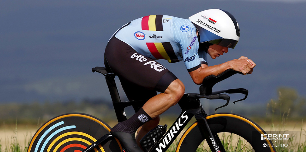 Evenepoel alla crono di Glasgow dei mondiali 2023: la protuberanza anteriore è evidente e non più ammessa