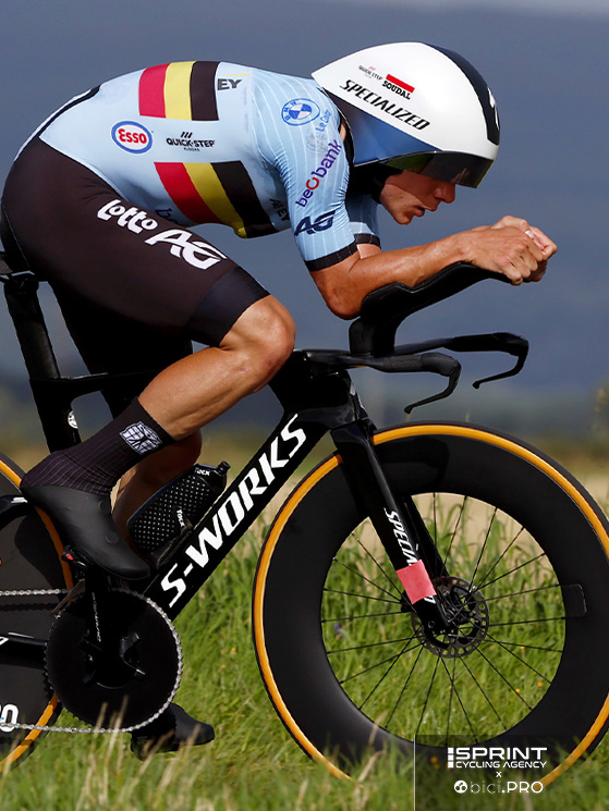 Evenepoel alla crono di Glasgow dei mondiali 2023: la protuberanza anteriore è evidente e non più ammessa