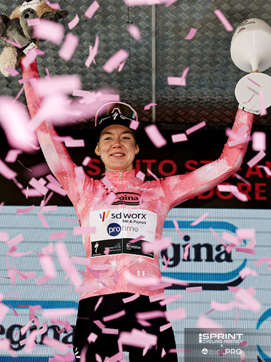 Van der Breggen ha difeso la maglia rosa gestendo gli attacchi di Vollering e chiudendo seconda al traguardo