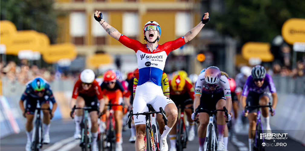 Wiebes vince la prima tappa del Giro Women, poi viene squalificata, ma questa volata non si vince perché la bici è troppo leggera