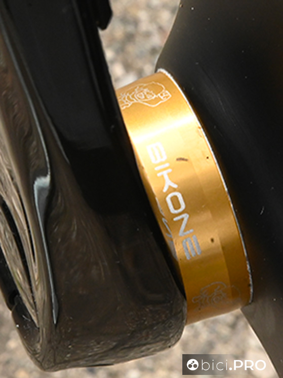 Alla viglia del Giro di Svizzera, sulla bici da crono di Pogacar, l'evidenza della calotta Aero Cup