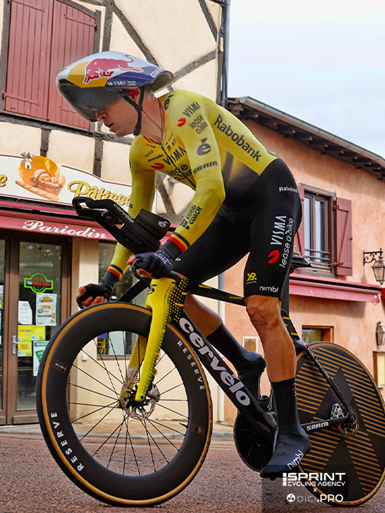 Van Aert ha trascinato la Visma alla vittoria nella cronosquadre, compromettendo però la guarigione della ferita