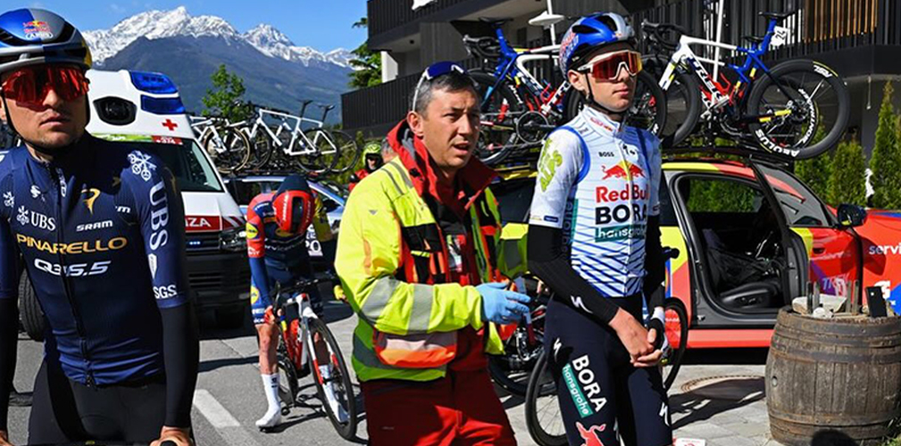 Lorenzo Finn è caduto in modo quasi banale nella terza tappa del Tour of the Alps. Dopo l'arrivo è andato in ospedale (immagine Instagram)