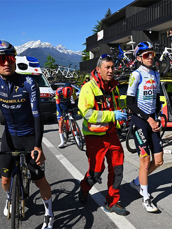 Lorenzo Finn è caduto in modo quasi banale nella terza tappa del Tour of the Alps. Dopo l'arrivo è andato in ospedale (immagine Instagram)