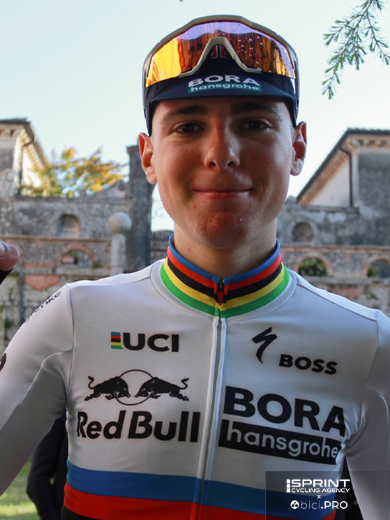 Lorenzo Finn, 19 anni, correrà il Giro Next Gen indossando la maglia iridata