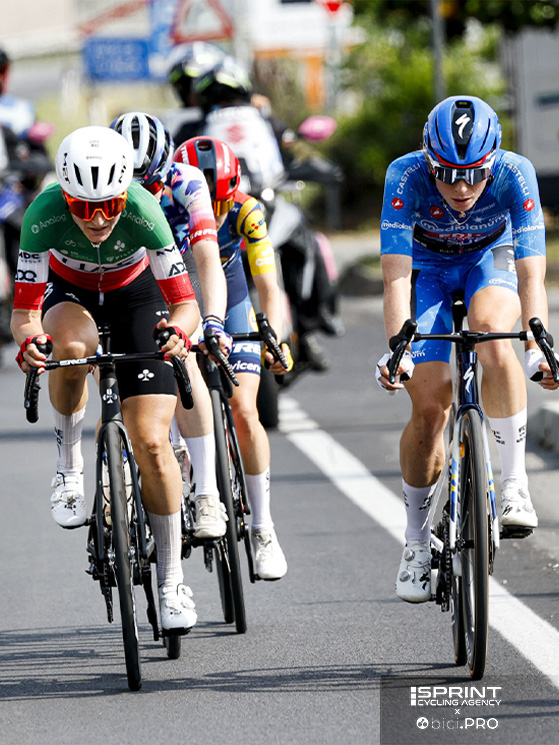 Nel finale Vollering raggiunge Longo Borghini, Niedermaier e Fisher-Black. Dietro Van der Breggen con De Vries affonda