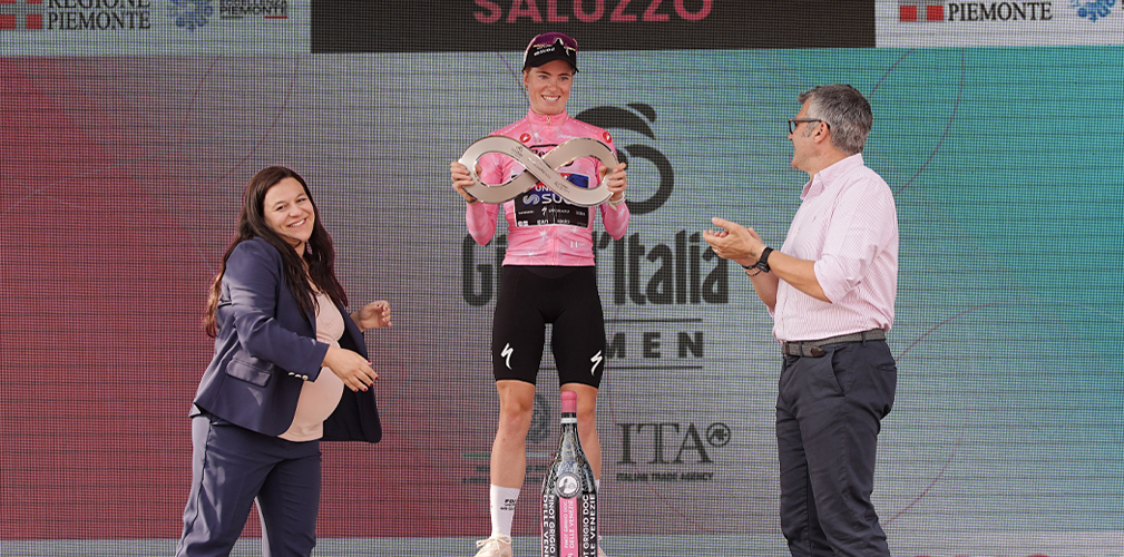 Demi Vollering conquista il Giro d'Italia, premiata da Giusy Virelli e Paolo Bellino (foto LaPresse)