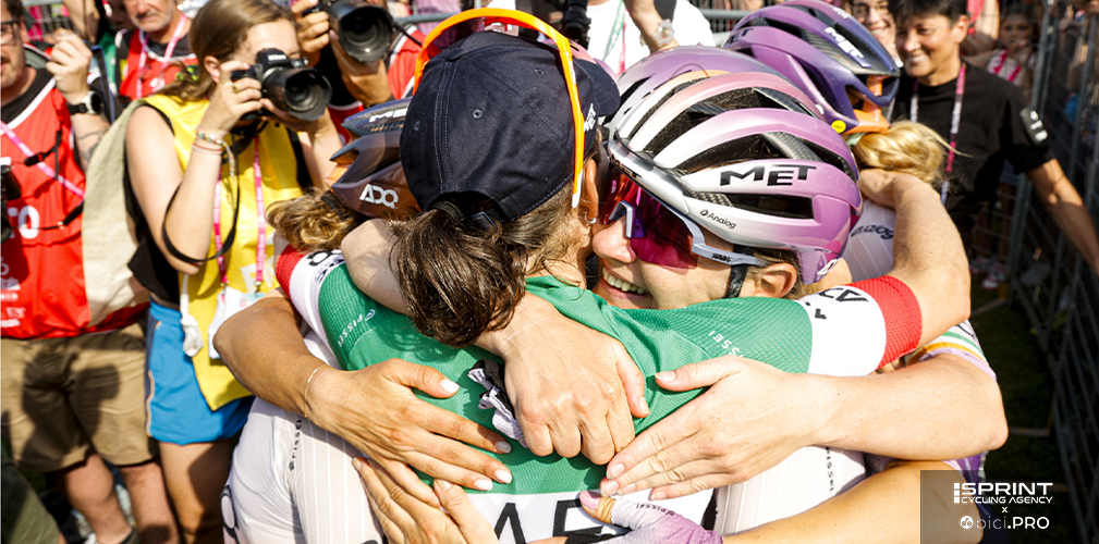 L'abbraccio del UAE Team ADQ per Elisa Longo Borghini, vincitrice a Saluzzo